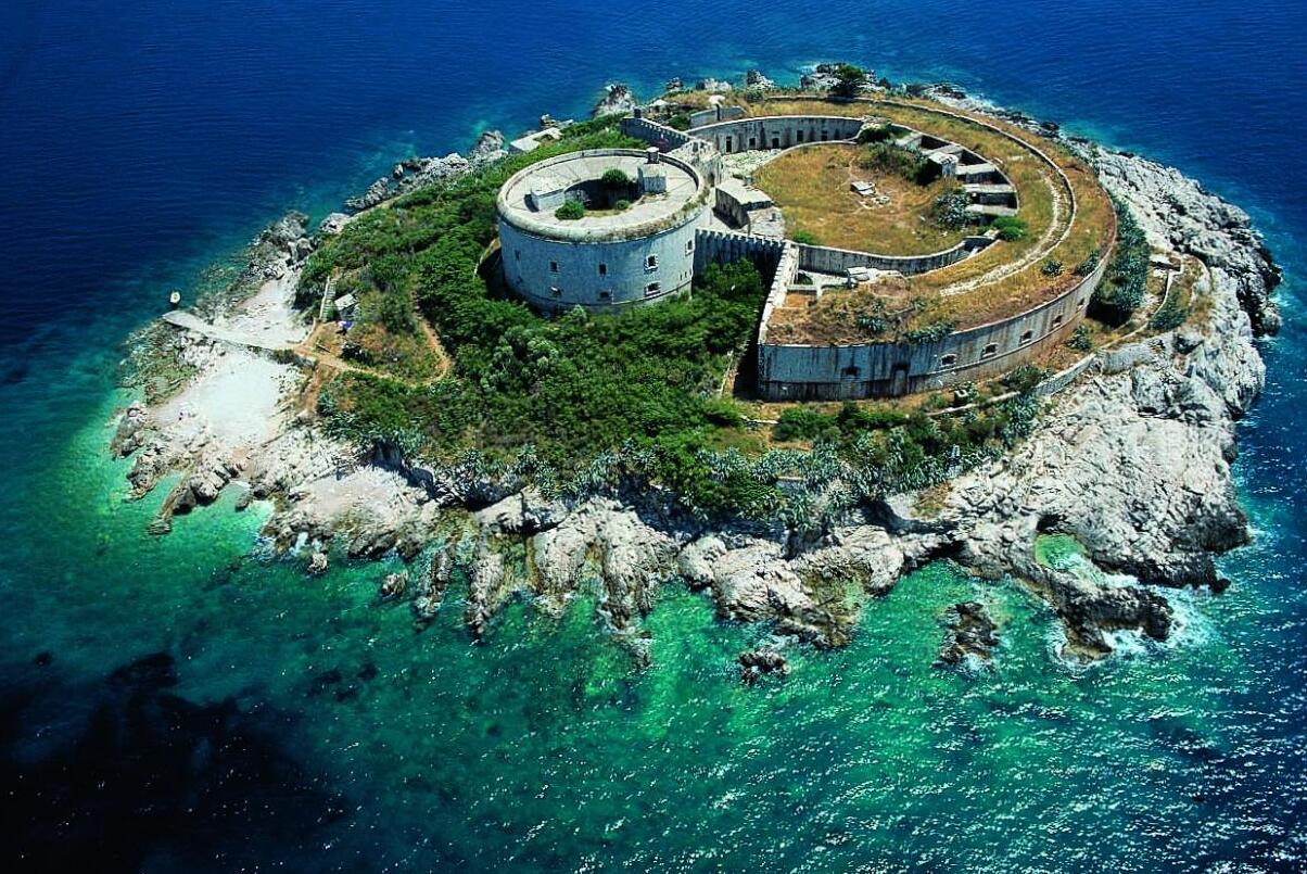 Mamula to okrągła wysepka na Adriatyku - Rondoni | Secret World Trip Planner
