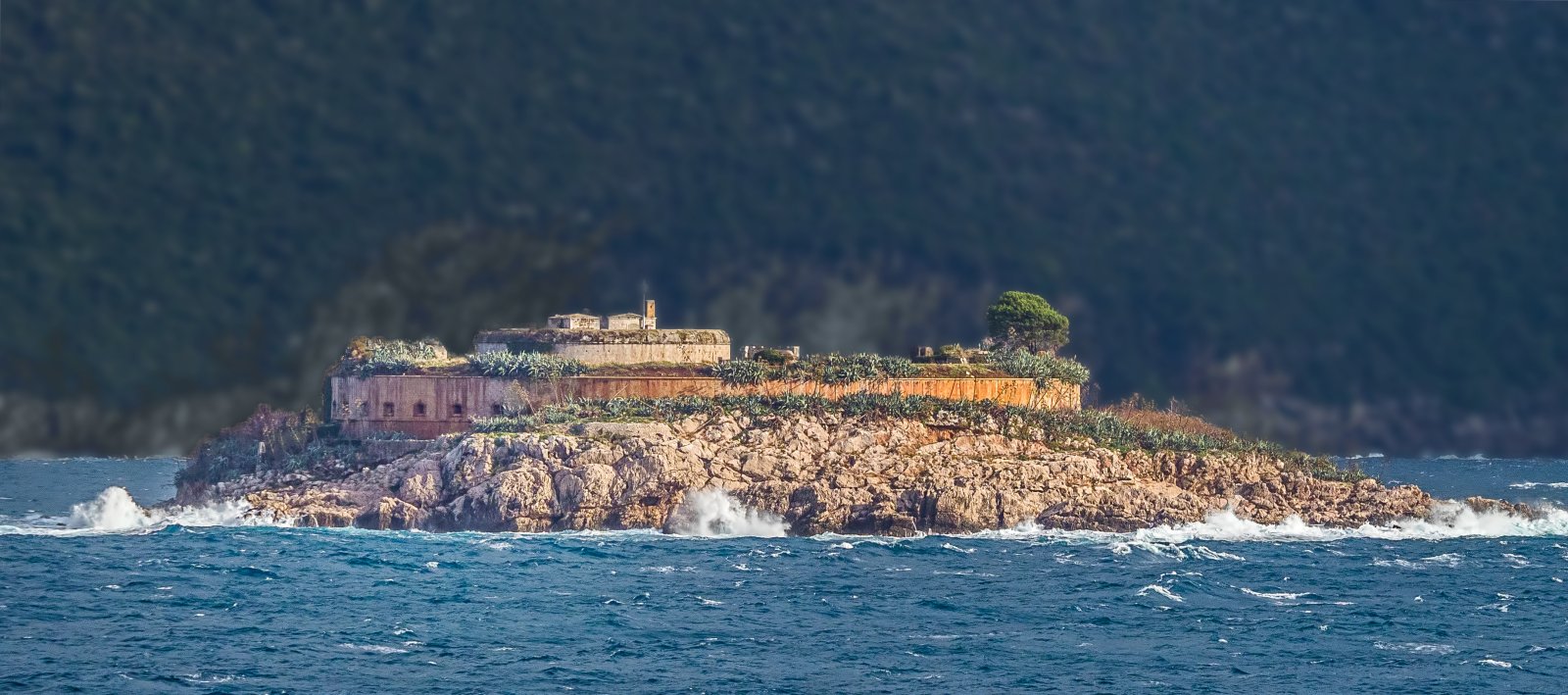 Mamula to okrągła wysepka na Adriatyku - Rondoni | Secret World Trip Planner