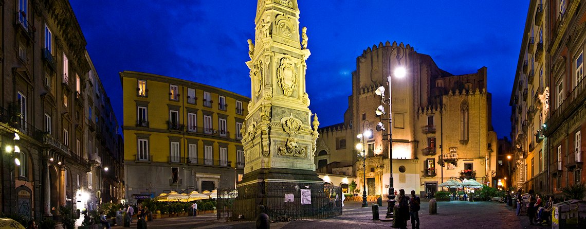 Kirche von San Domenico Maggiore - Napoli | Secret World Trip Planner