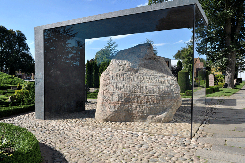 Jelling terpen, Runenstenen en Kerk - Jelling | Secret World Trip Planner
