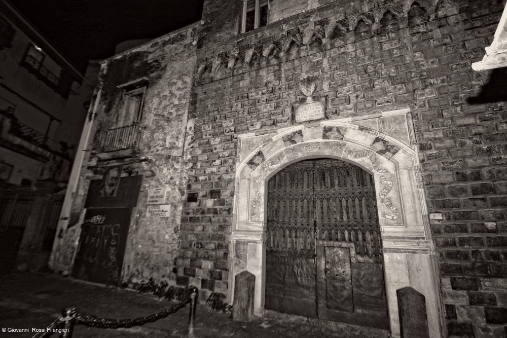 Palazzo Penne .. het Palazzo del Diavolo — Napoli