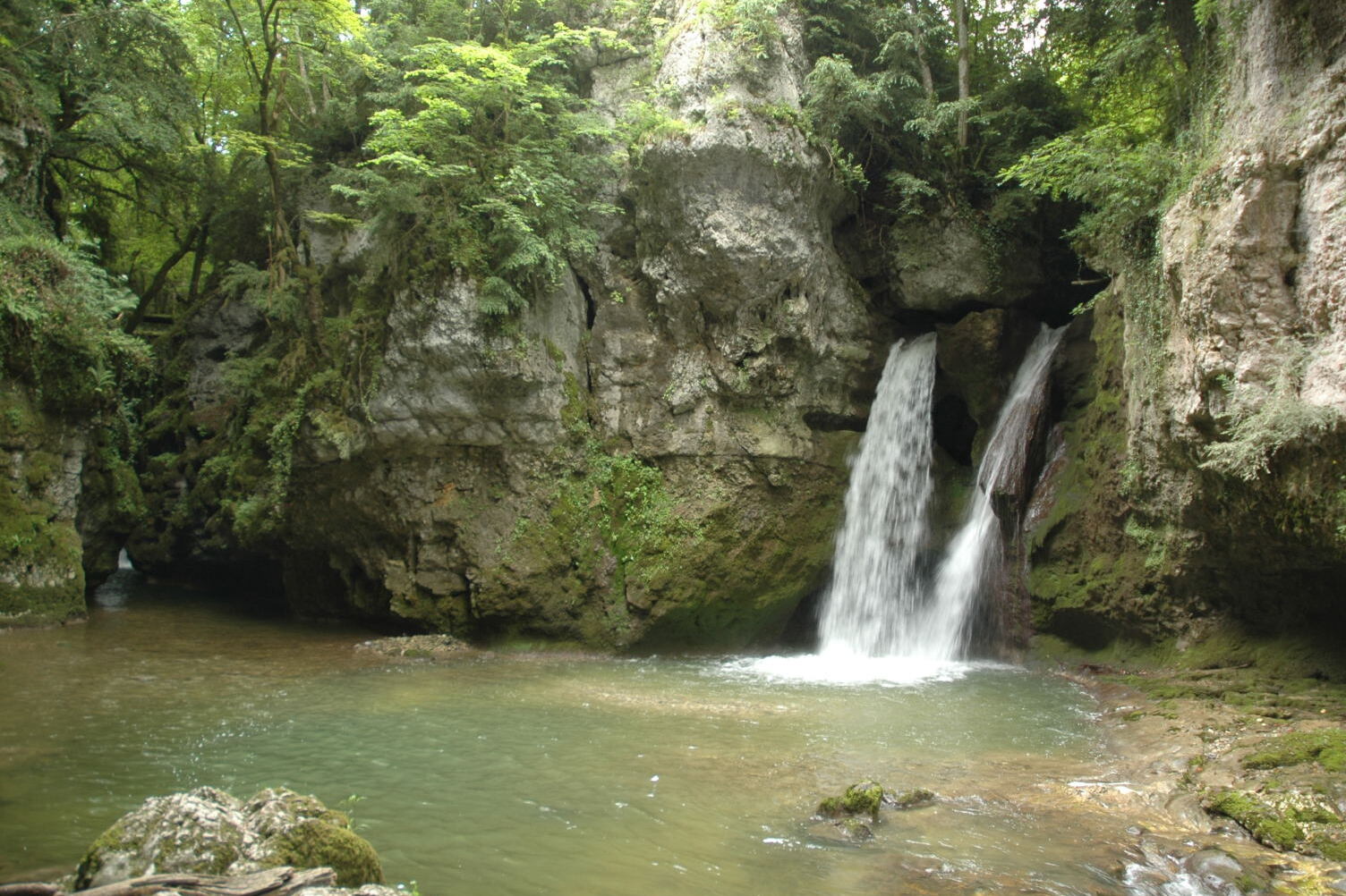 Wodospady Nozon Gorge - Romainmôtier | Secret World Trip Planner