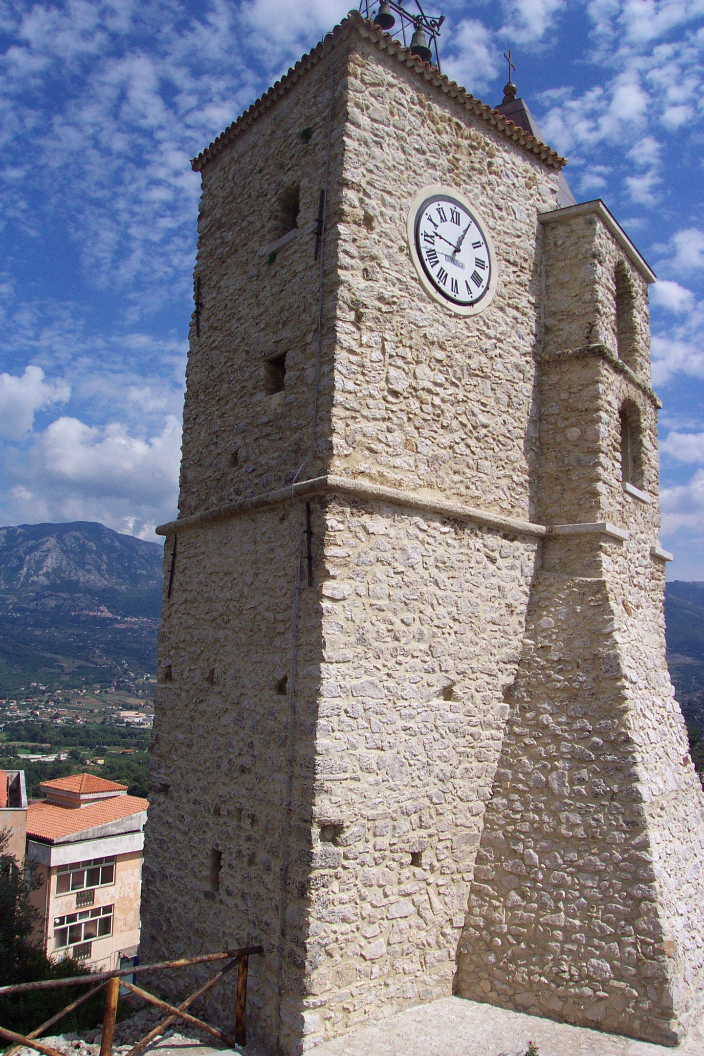 De klokkentoren en de klokkentoren. - Oliveto Citra | Secret World Trip Planner