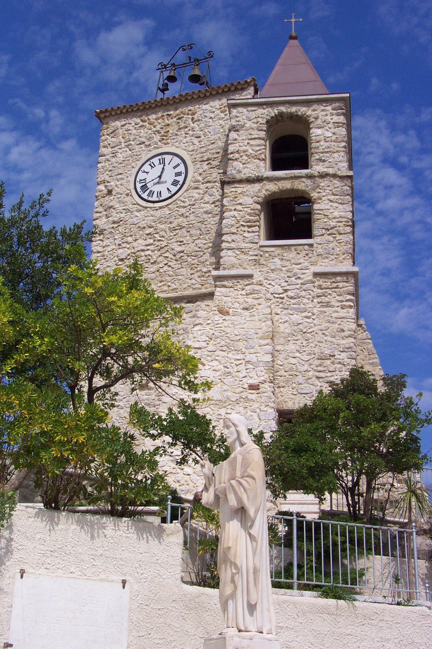 De klokkentoren en de klokkentoren. - Oliveto Citra | Secret World Trip Planner