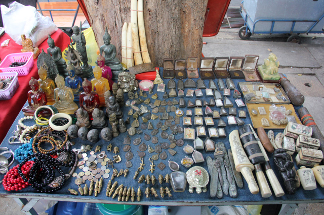 부적 시장 - Khet Phra Nakhon | Secret World Trip Planner