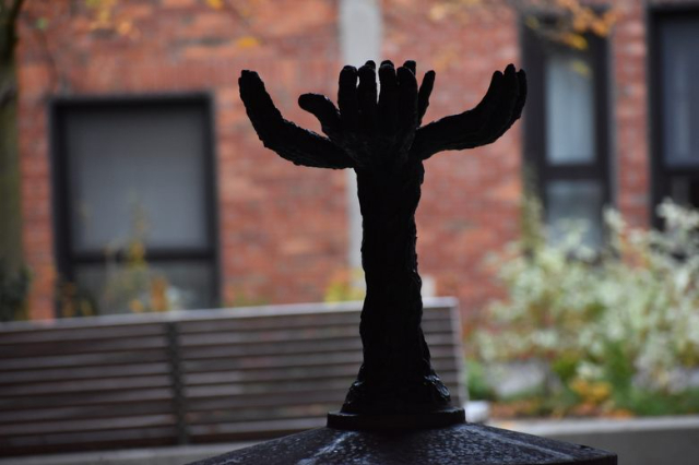 Ruckers Place Hands Monument - Antwerpen | Secret World Trip Planner