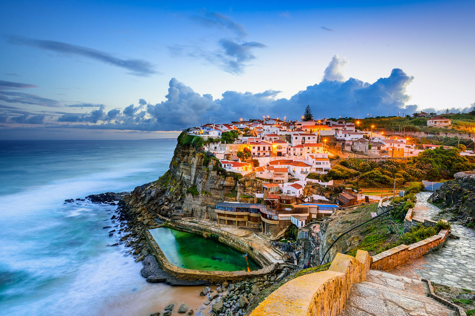 Azenhas do Mar: un pueblo en la ladera de una colina sorprendentemente hermoso. — Colares