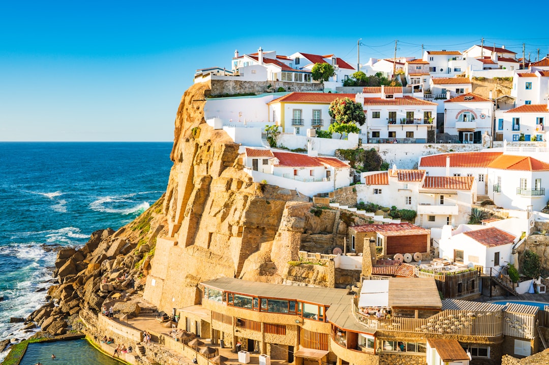 Azenhas do Mar: un pueblo en la ladera de una colina sorprendentemente hermoso. - Colares | Secret World Trip Planner
