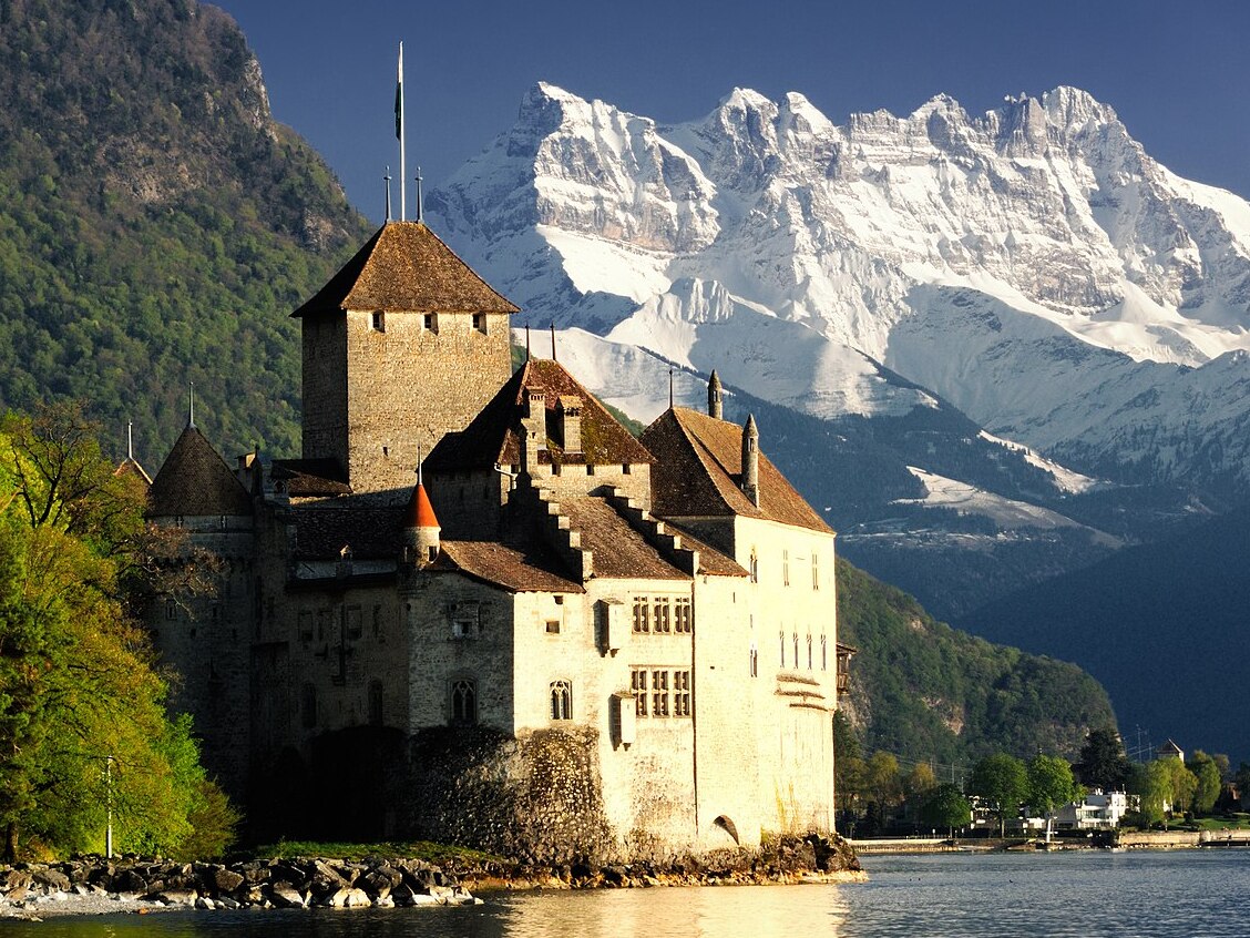Chateau de Chillon è un romantico castello sul lago di Ginevra - Veytaux | Secret World Trip Planner