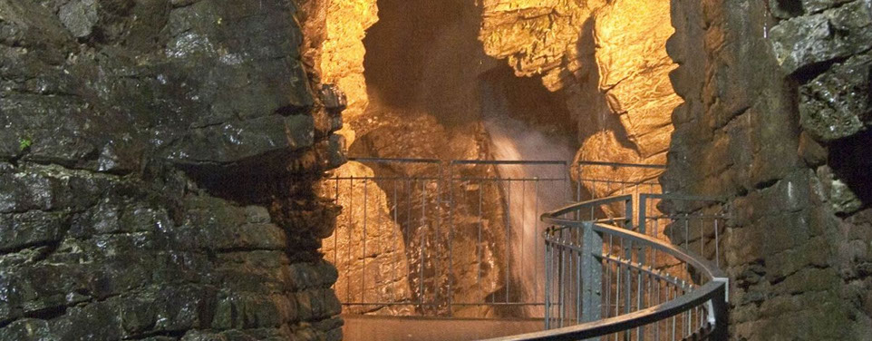 Höhle des Wasserfalls von Varone - Cologna | Secret World Trip Planner