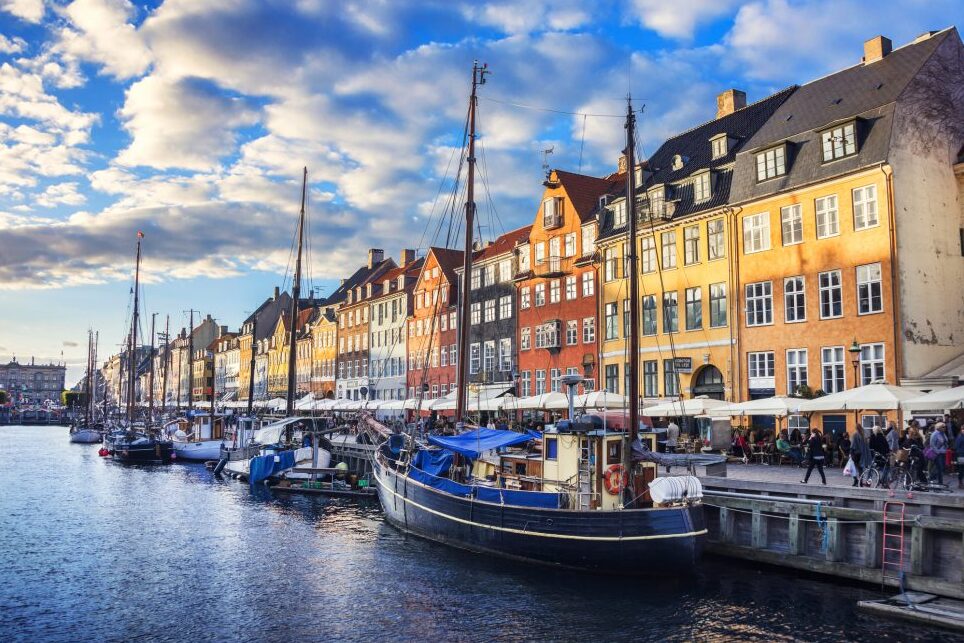 Nyhavn 은 코펜하겐의 아름다운 항구 지구입니다 - København | Secret World Trip Planner