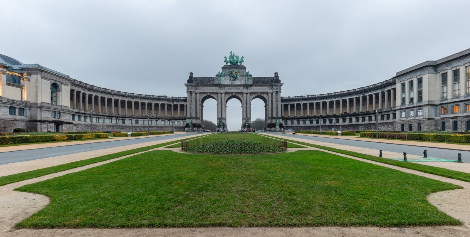 브루 셀레스에있는 Cinquantenaire 아치 - Bruxelles | Secret World Trip Planner