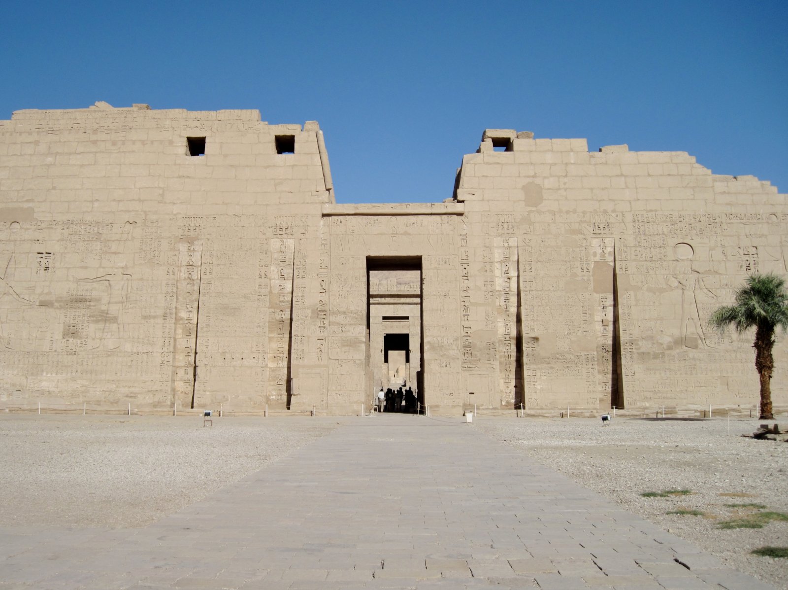 Medinet habu è conosciuto come Tempio Mortuario di Ramses III - Luxor | Secret World Trip Planner