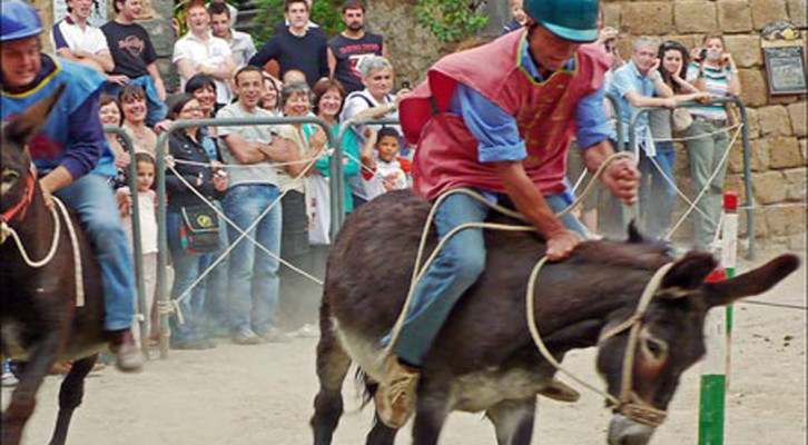 De Tonna-race in Civita Bagnoregio - Civita | Secret World Trip Planner