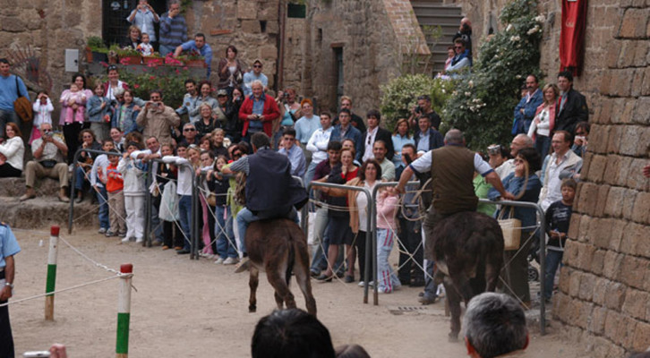 De Tonna-race in Civita Bagnoregio - Civita | Secret World Trip Planner