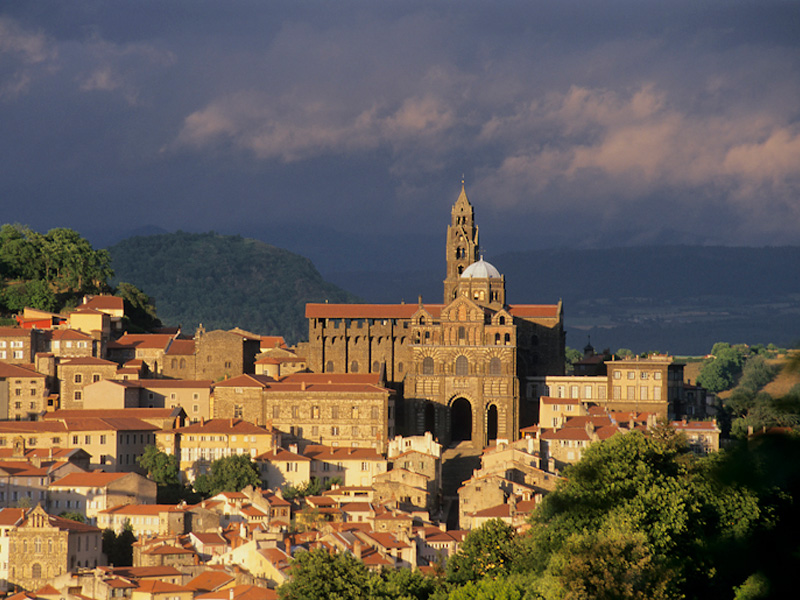 勒普的巴黎圣母院 - Le Puy-en-Velay | Secret World Trip Planner