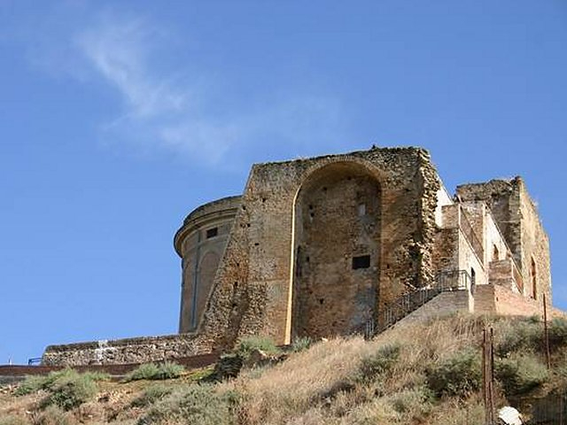 Ruïnes van het Normandische kasteel - Pisticci | Secret World Trip Planner