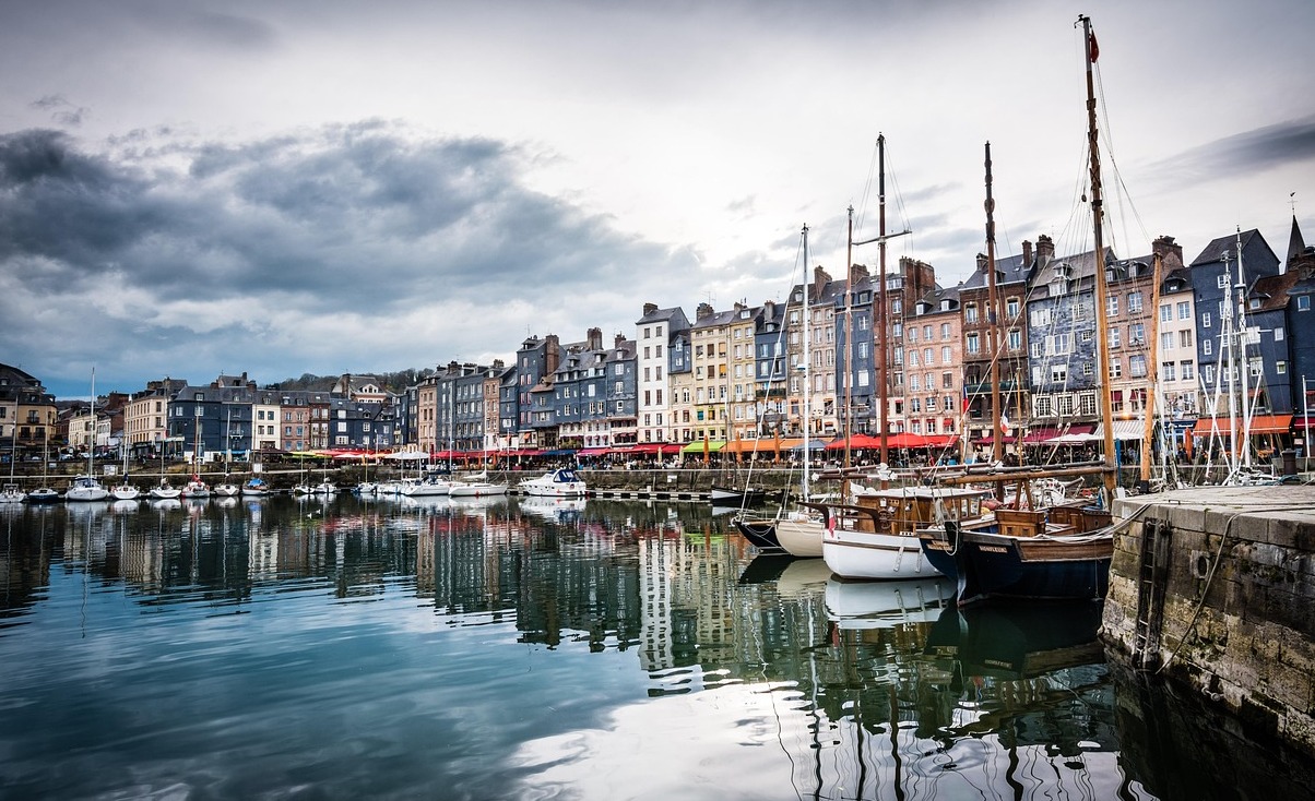 다채로운 혼 플 러:노르망디의 역사적인 작은 도시 - Honfleur | Secret World Trip Planner