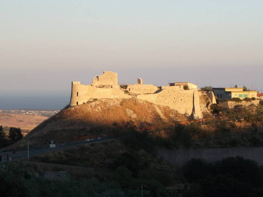 Ruderi Castello bizantino di Simeri Crichi  - Calabria - 88050 Simeri Crichi CZ | Secret World Trip Planner