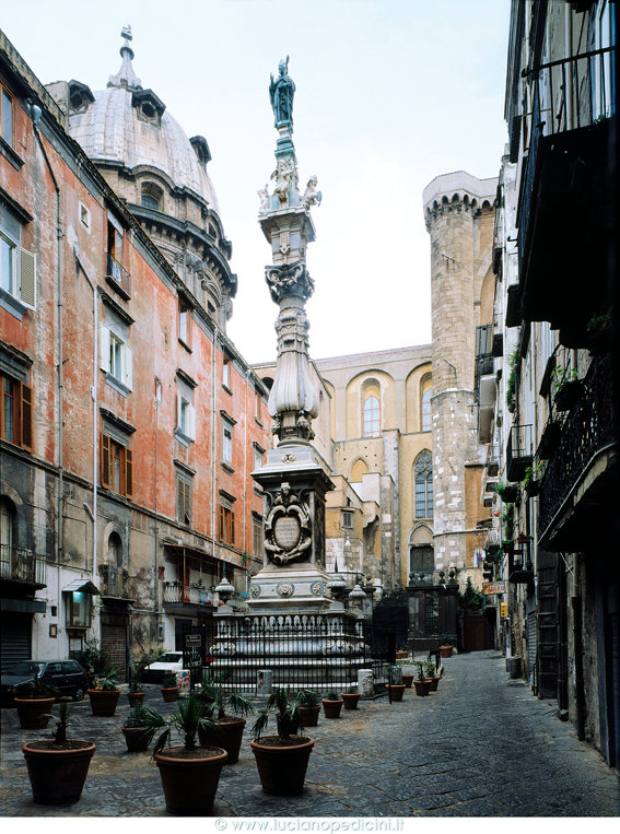 Obelisk lub iglica San Gennaro - Napoli | Secret World Trip Planner