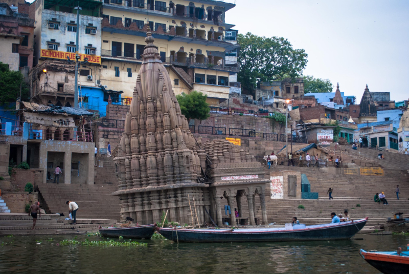 Ratneshwar Mahadev, de Scheve tempel van Varanasi - Dayal Mahuva | Secret World Trip Planner