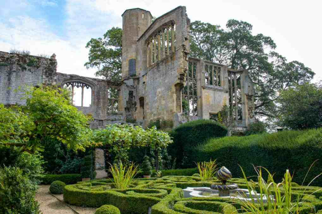 서들리 성 - Winchcombe | Secret World Trip Planner