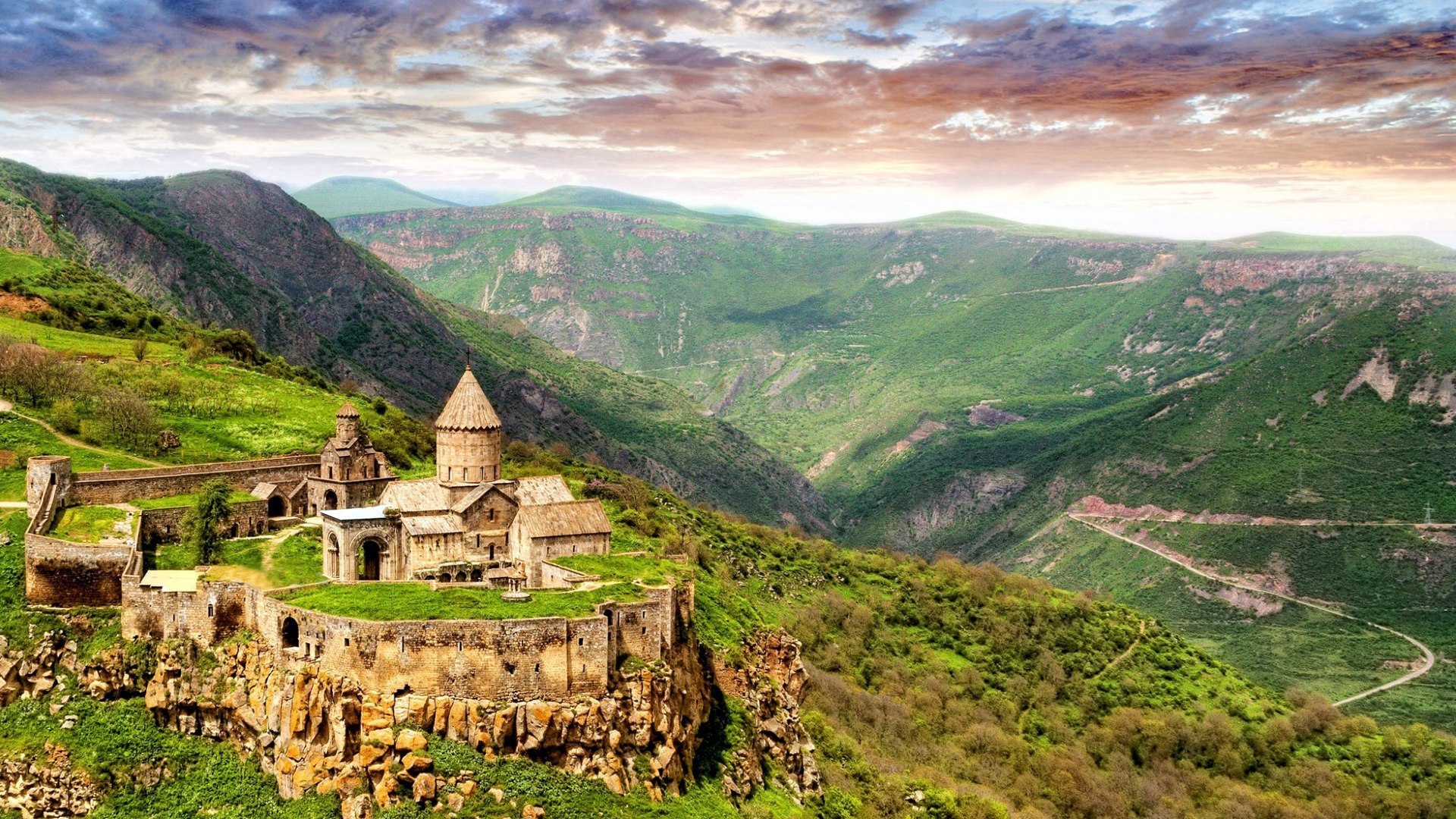 Klooster van Tatev - Halidzor | Secret World Trip Planner