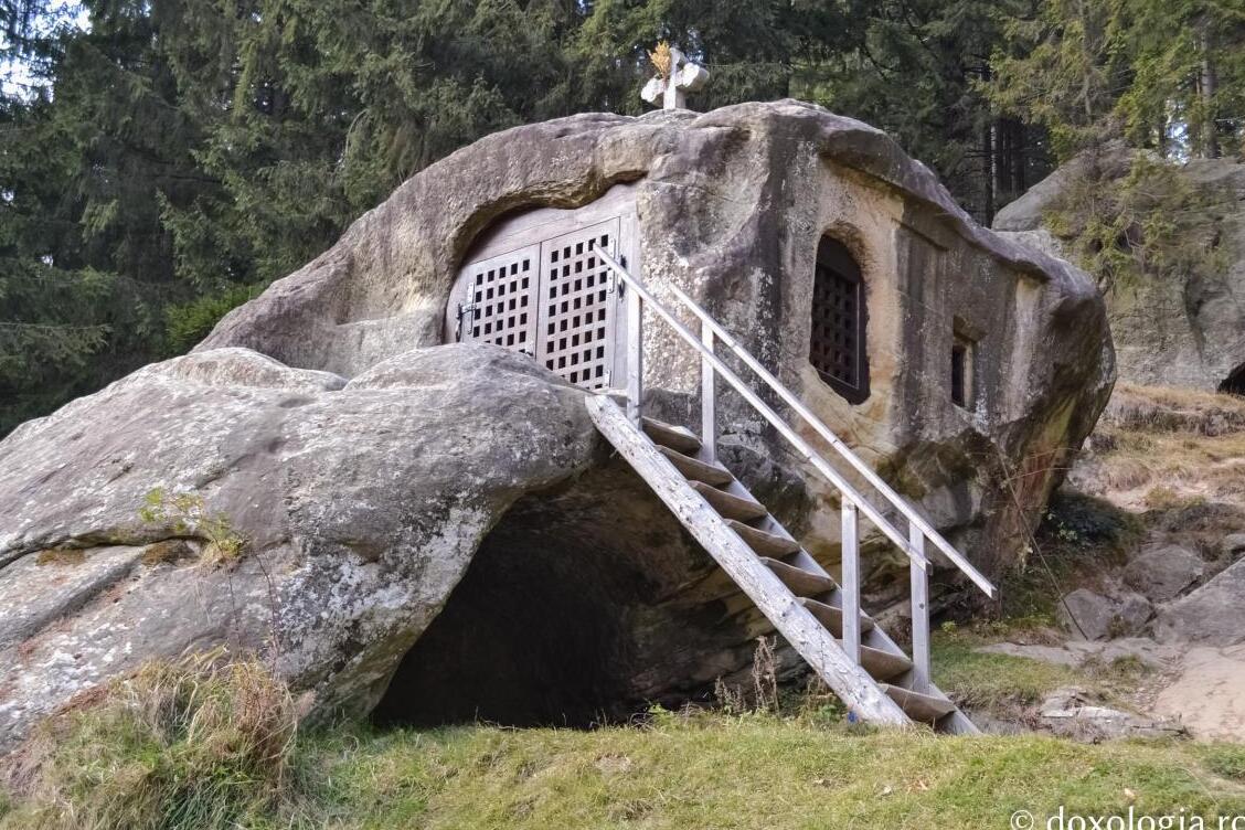 Daniil Sihastrul cell - Putna | Secret World Trip Planner