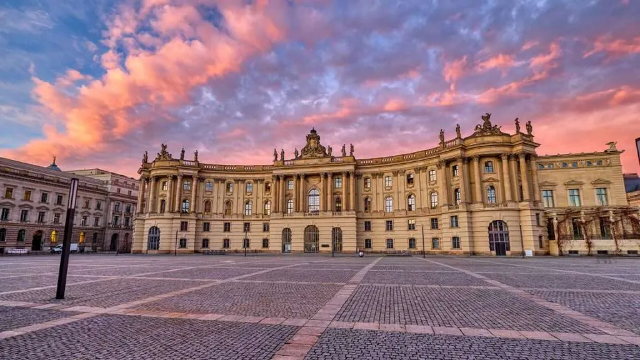 Bebelplatz en Boekverbrandingsmonument - Berlin | Secret World Trip Planner