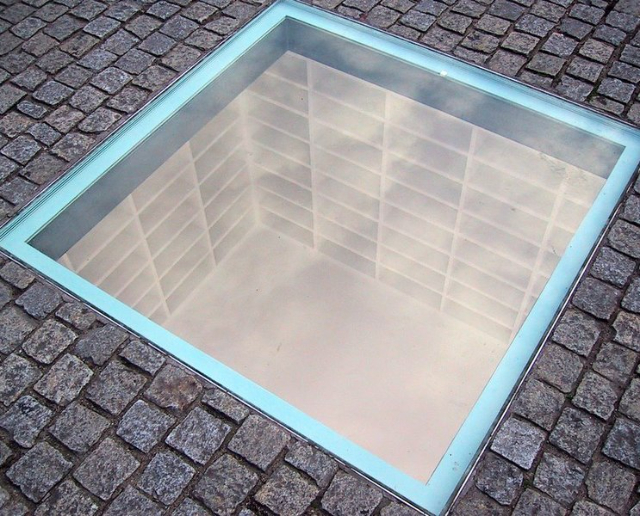 Bebelplatz en Boekverbrandingsmonument — Berlin