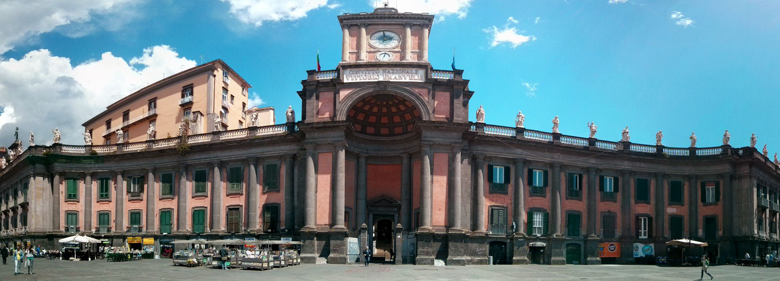 La montre rare qui suit l'équation du temps - Napoli | Secret World Trip Planner