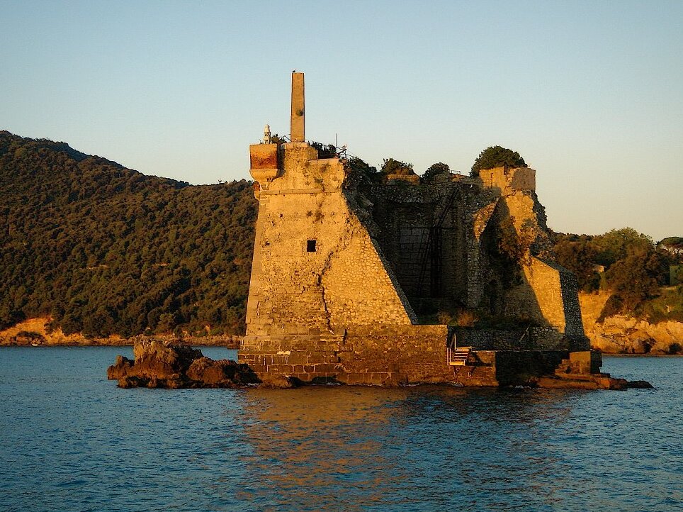 Palmaria i samotna Scola Tower - Torre Scola | Secret World Trip Planner
