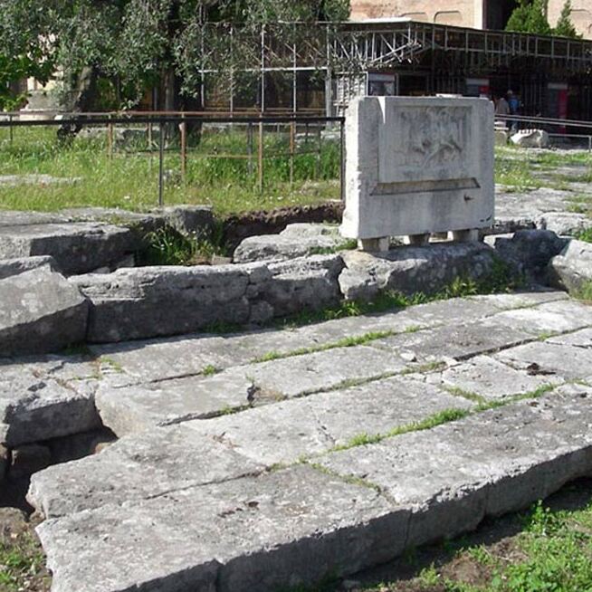 Rome : Lacus Curtius et l'entrée dans le monde souterrain - Roma | Secret World Trip Planner