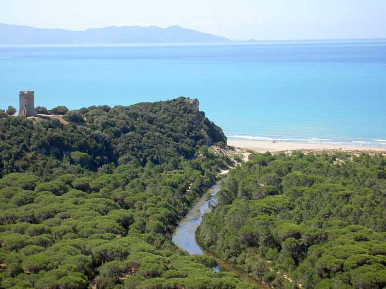 Dotarcie na plażę Collelungo nie jest łatwe, ale zaangażowanie się opłaca dzięki A - Grosseto | Secret World Trip Planner
