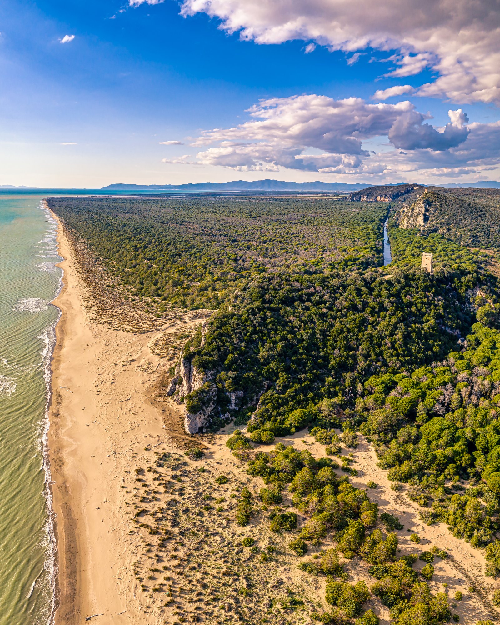 Dotarcie na plażę Collelungo nie jest łatwe, ale zaangażowanie się opłaca dzięki A - Grosseto | Secret World Trip Planner