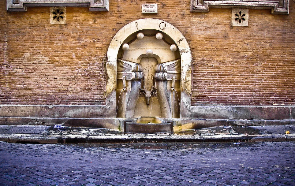 Fontanna książek - Roma | Secret World Trip Planner