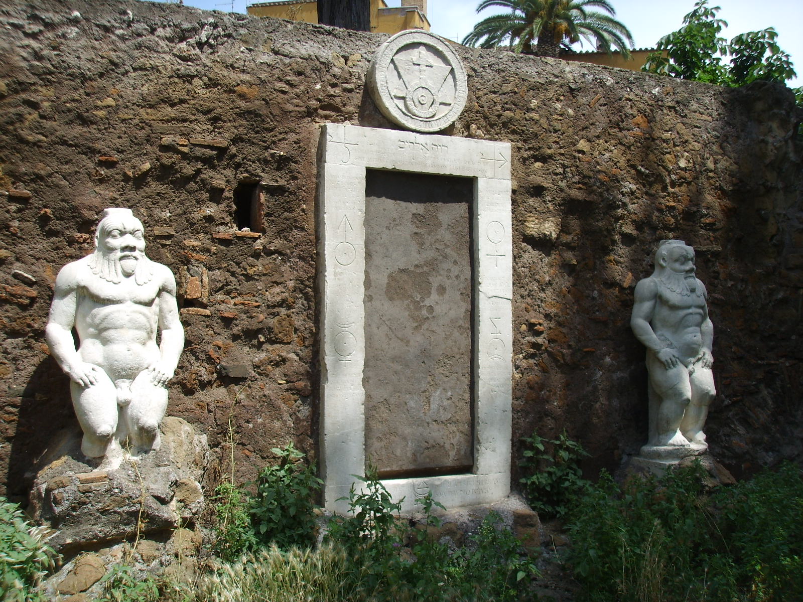 De alchemische poort van Rome | Secret World Trip Planner