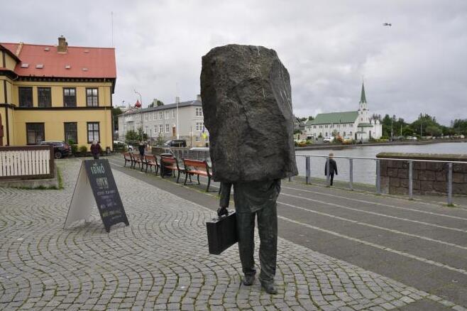 未知の官僚への記念碑 — Reykjavík