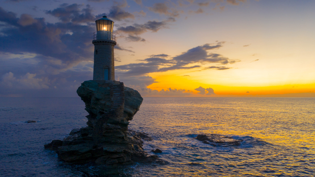 Faro de Tourlitis - Mar Egeo | Secret World Trip Planner