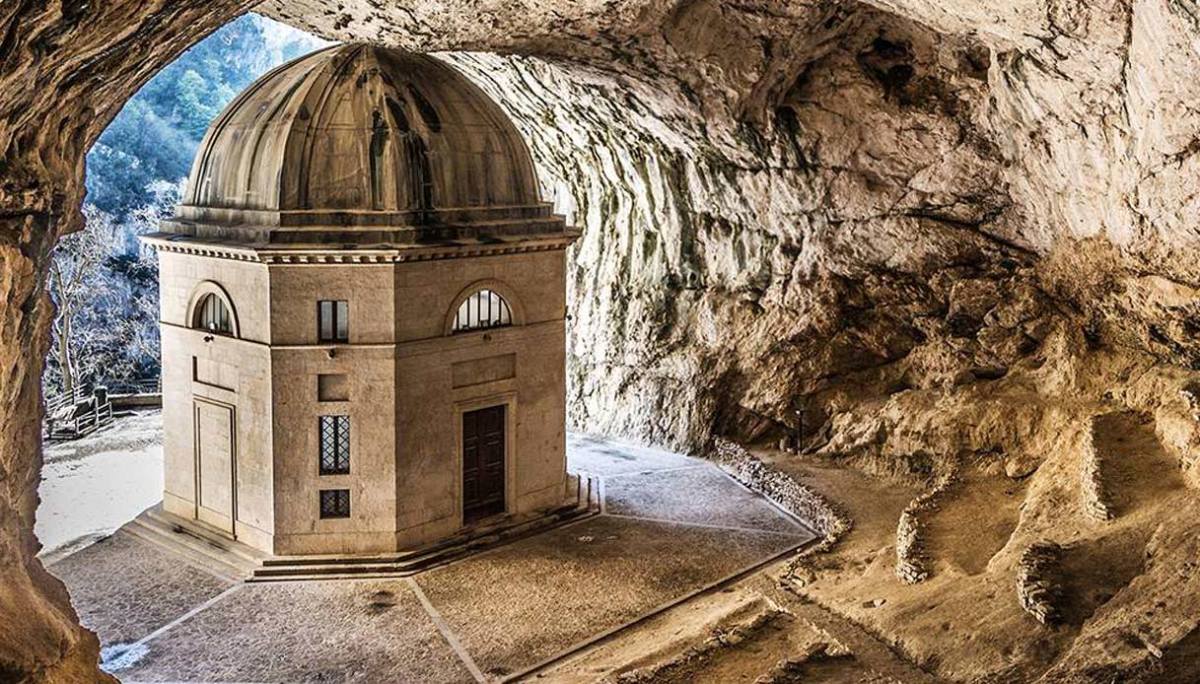 Tempel van Valadier, een juweel in de rots — Pianello