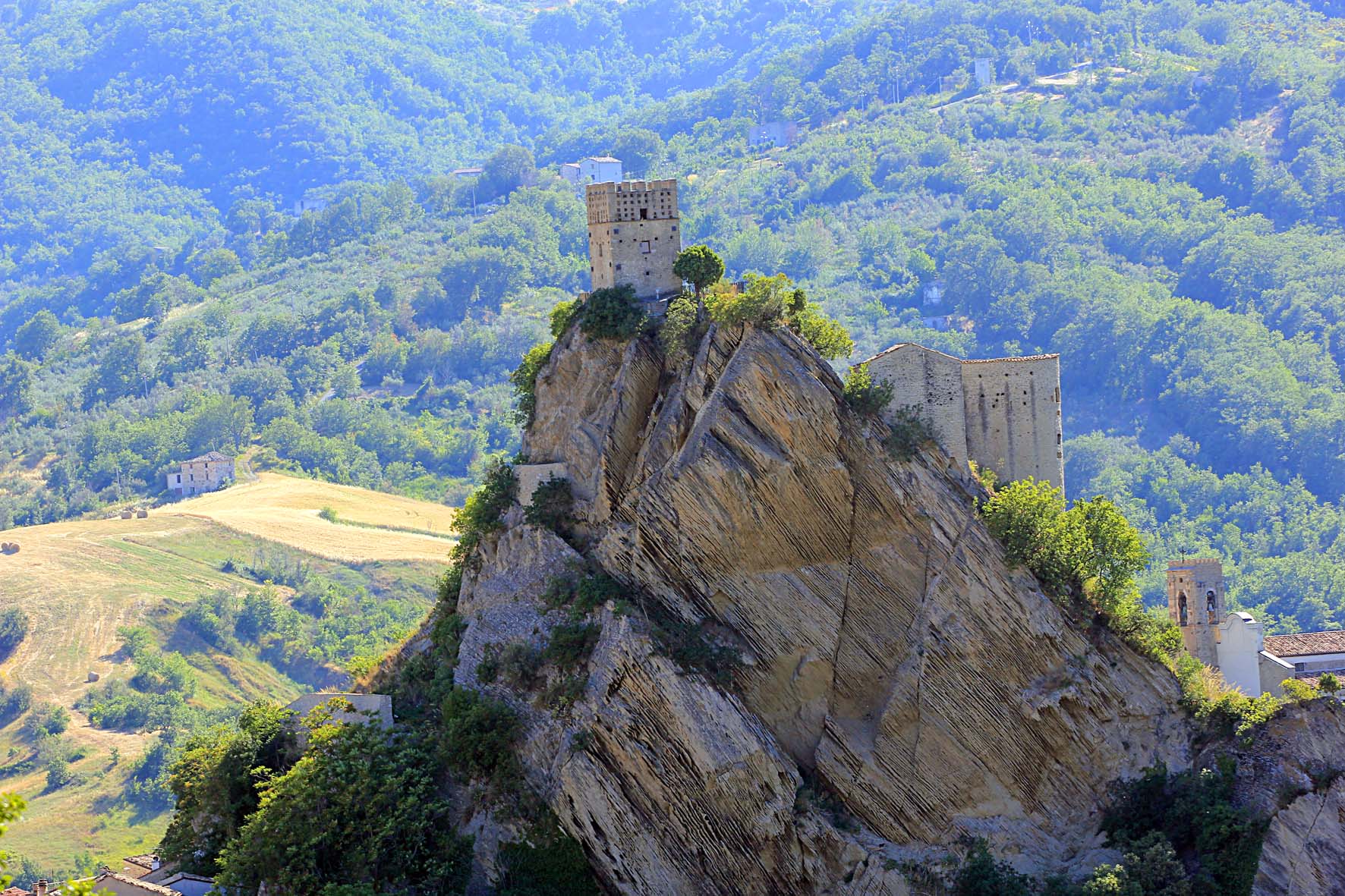 Abruzzo: Castelo de Roccascalegna - Roccascalegna | Secret World Trip Planner