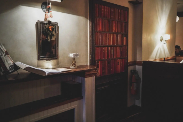 Une nuit au Boudoir : Siroter un cocktail dans la chambre cachée de Marie-Antoinette - Brooklyn | Secret World Trip Planner