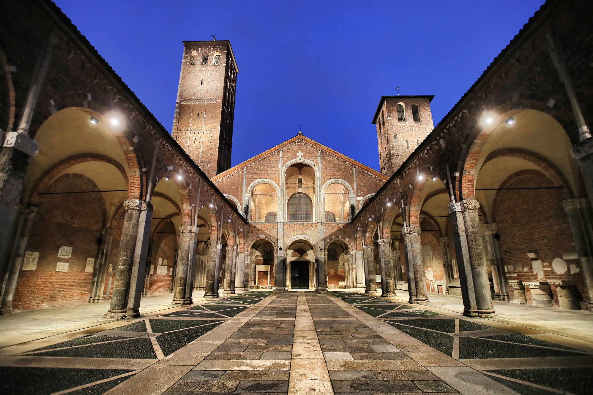Basiliek van Sant ' Ambrogio - Milano | Secret World Trip Planner