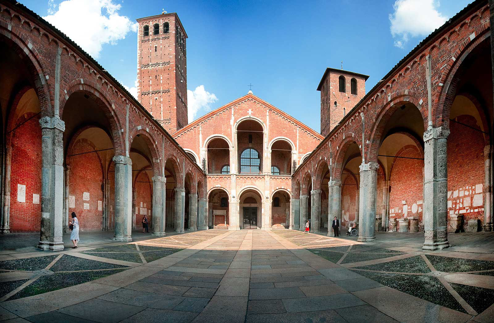 Basiliek van Sant ' Ambrogio - Milano | Secret World Trip Planner