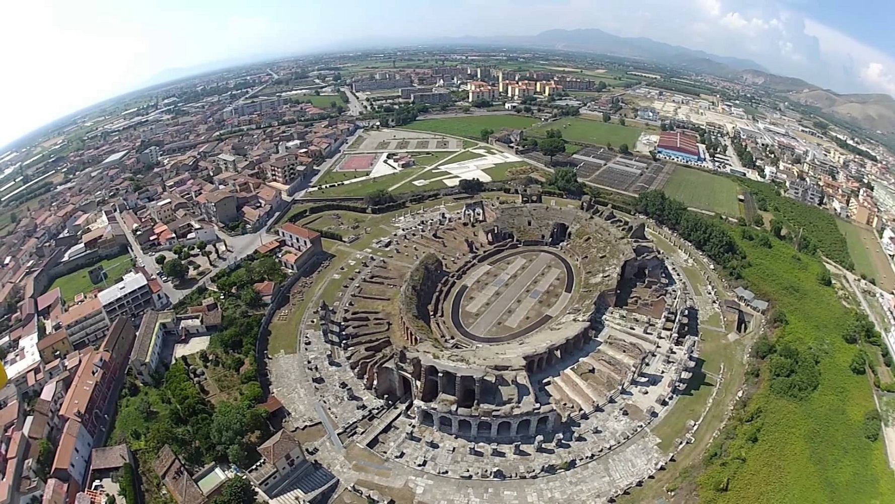 Capoue et le deuxième plus grand amphithéâtre romain - Santa Maria Capua Vetere | Secret World Trip Planner