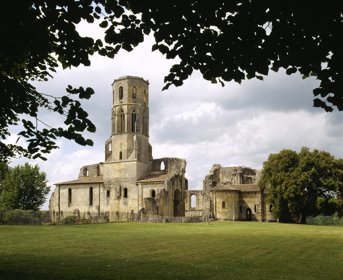 Abbey de La Sauve overmacht - La Sauve | Secret World Trip Planner