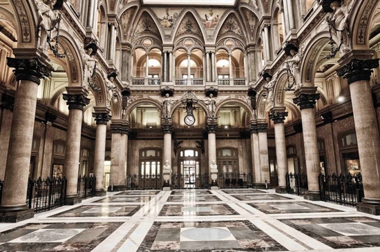 Beursgebouw - Napoli | Secret World Trip Planner