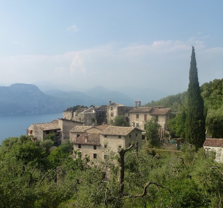 Campo di Brenzone，鬼城 - Località Campo, Brenzone sul Garda | Secret World Trip Planner