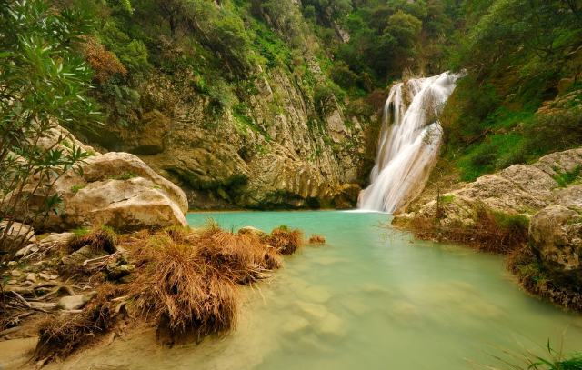 Chutes d'eau de Polylimnio - Μονοπάτι Πολυλίμνιο | Secret World Trip Planner