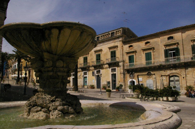 De fontein op Piazza Duomo - Ragusa | Secret World Trip Planner